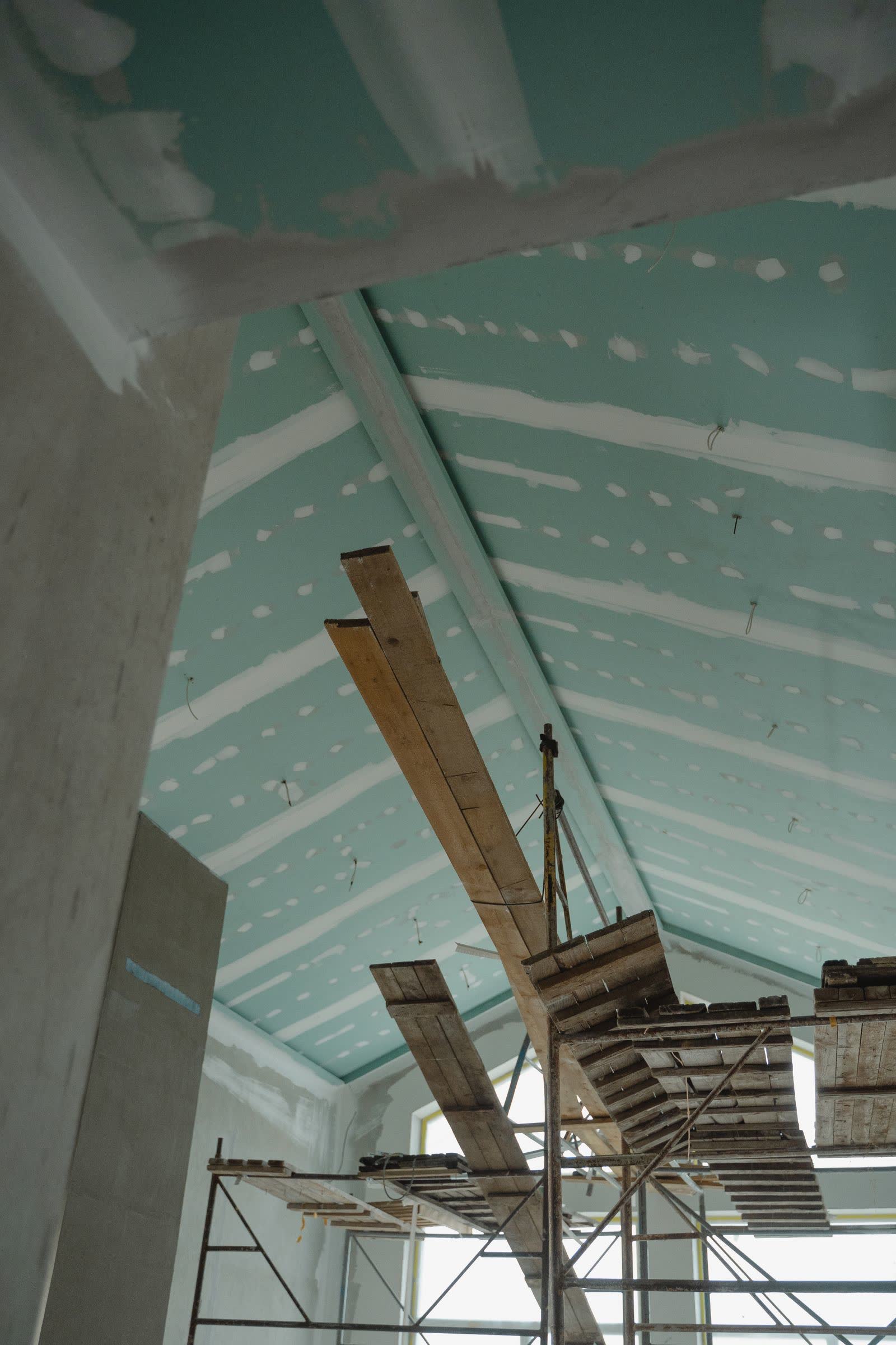 Forro de drywall em montagem, placas aparafusadas e juntas em tratamento
