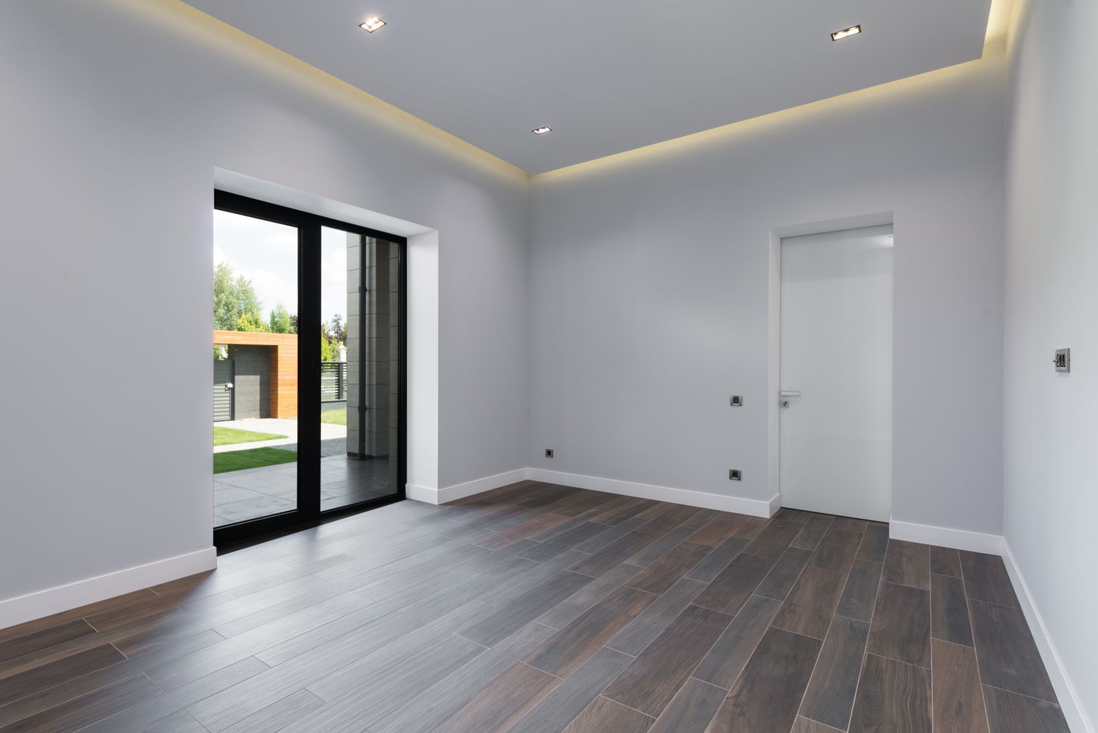 Sala com forro de gesso liso e spots embutidos