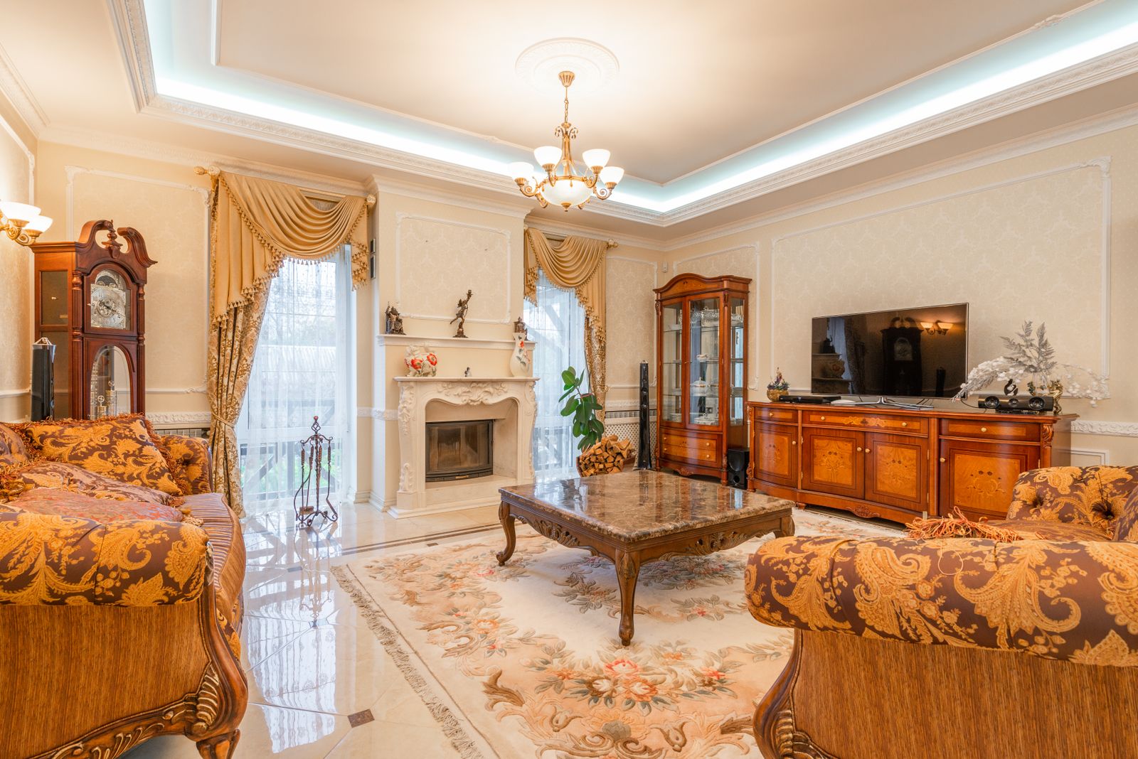 Boiserie e moldura de parede em gesso