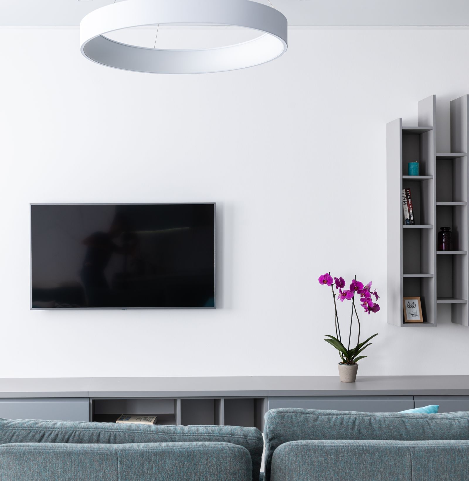 Painel de TV em drywall com nicho embutido de prateleiras