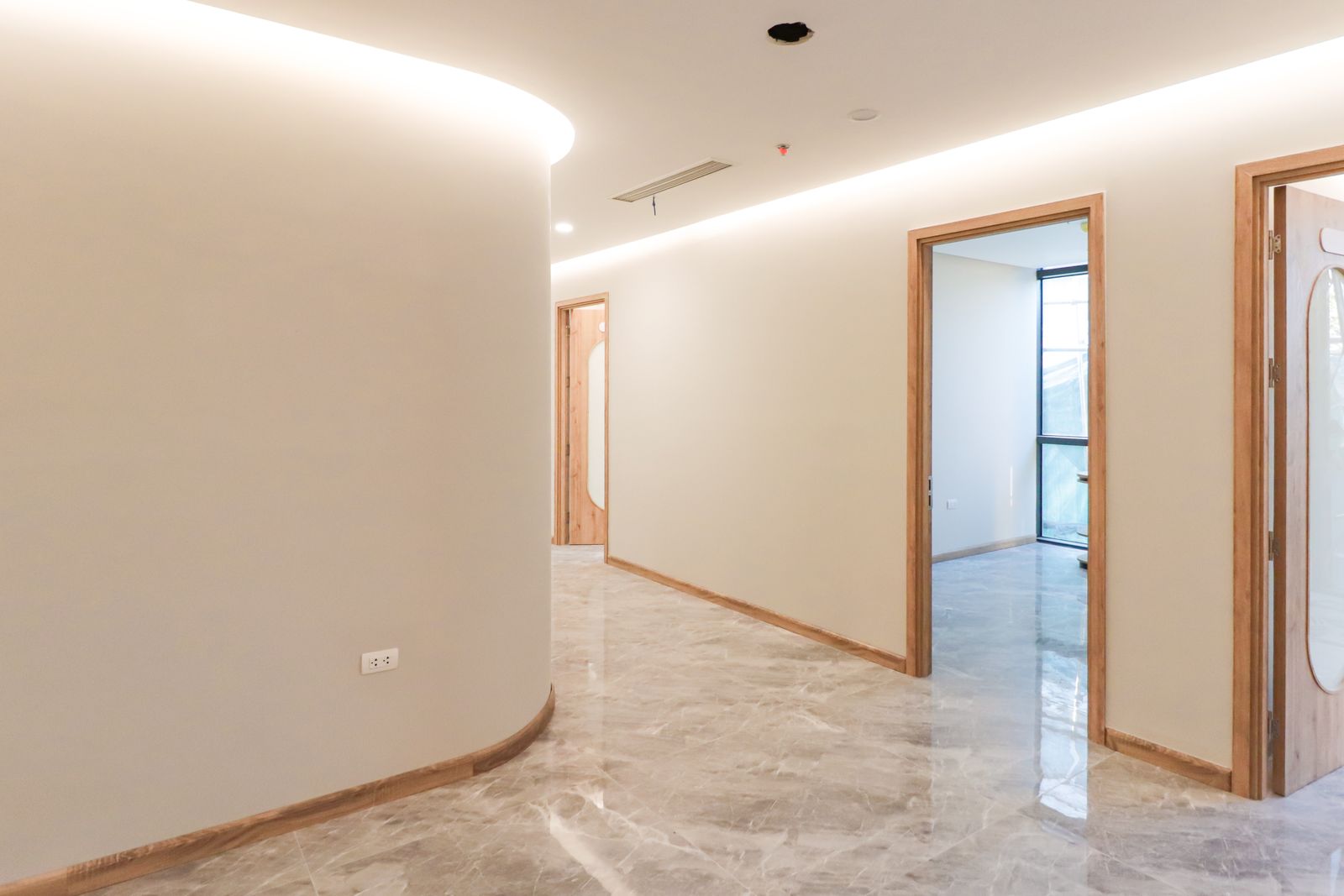 Sanca de gesso com iluminação indireta em sala de estar