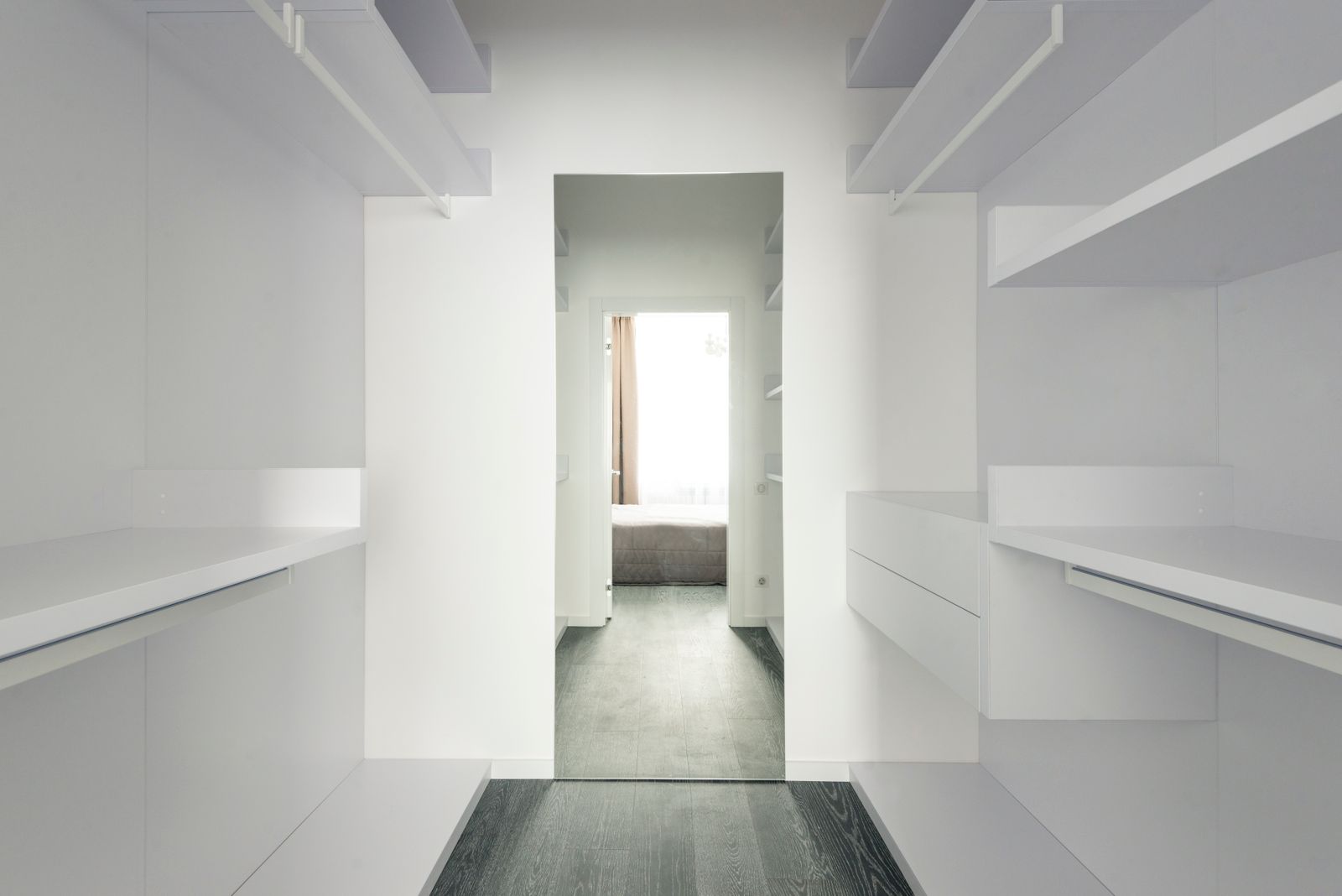 Closet planejado com cabideiro e gavetas