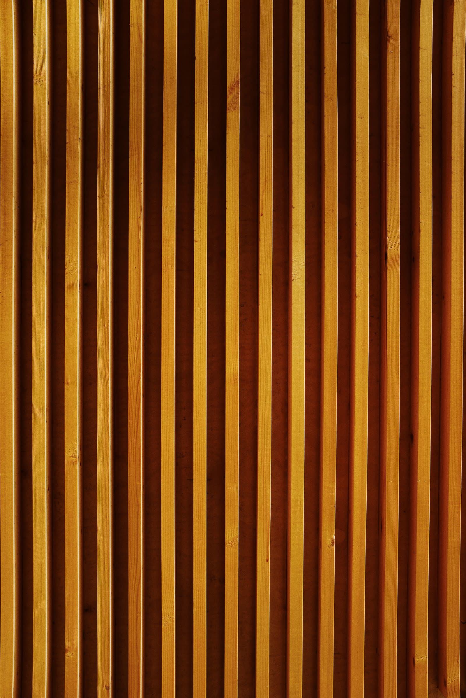 Painel ripado em pinus com verniz incolor